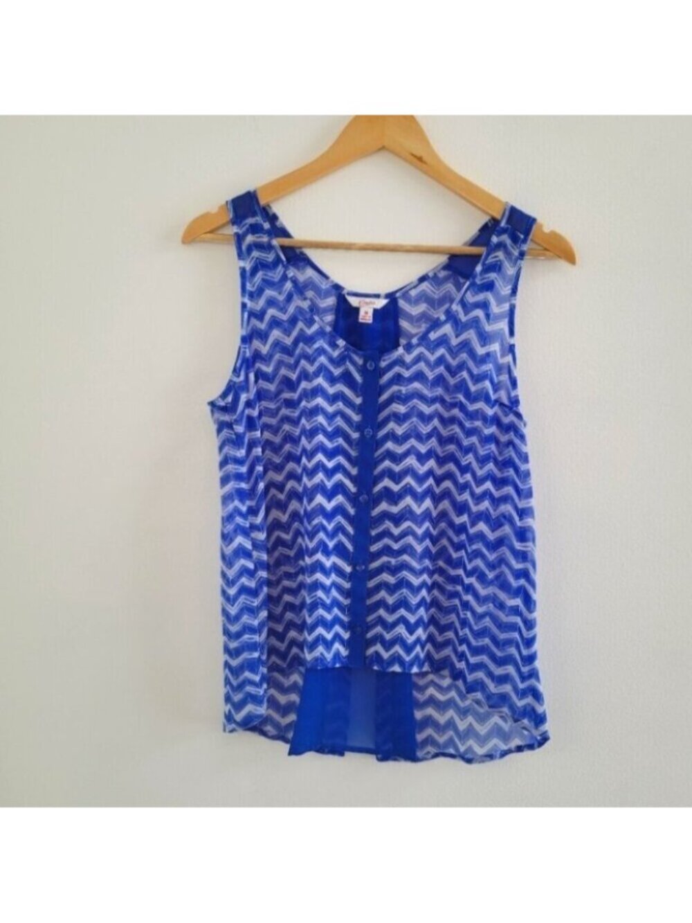 💘Candie's Blue and White Chevron Button Front Sleeveless Blouse Size Medium